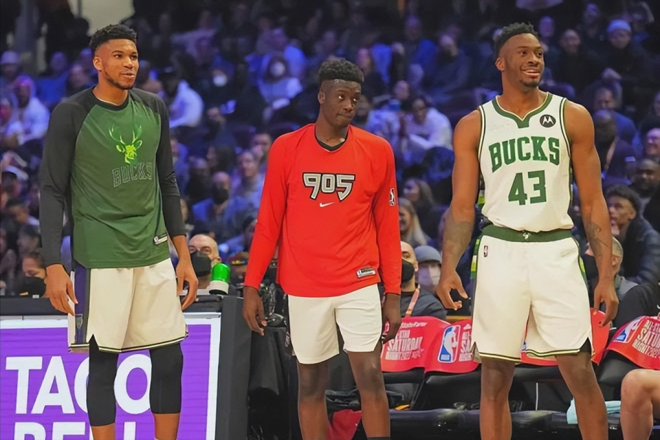 篮板, 扮演字母哥